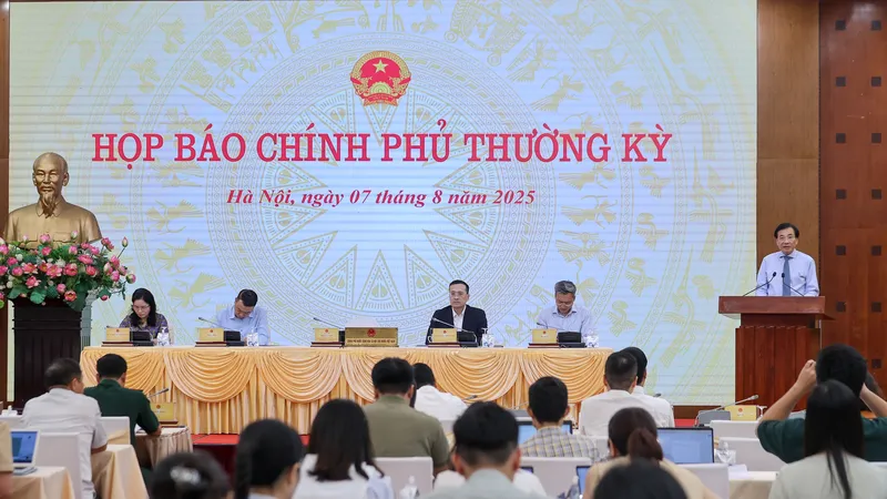 Bộ trưởng, Chủ nhiệm Văn phòng Chính phủ Trần Văn Sơn chủ trì và phát biểu tại cuộc họp báo Chính phủ thường kỳ, chiều 7-8. Ảnh: VIẾT CHUNG