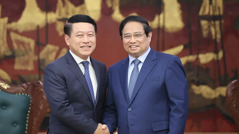 Thủ tướng Phạm Minh Chính và đồng chí Saleumxay Kommasith, Ủy viên Bộ Chính trị, Phó Thủ tướng Chính phủ Lào, Trưởng Ban Cải cách doanh nghiệp Lào. Ảnh: VIẾT CHUNG
