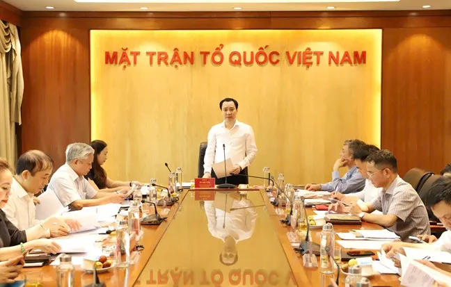 Ông Vũ Văn Tiến, Ủy viên Đoàn Chủ tịch, Trưởng Ban Tuyên giáo Ủy ban Trung ương MTTQ Việt Nam chủ trì cuộc họp