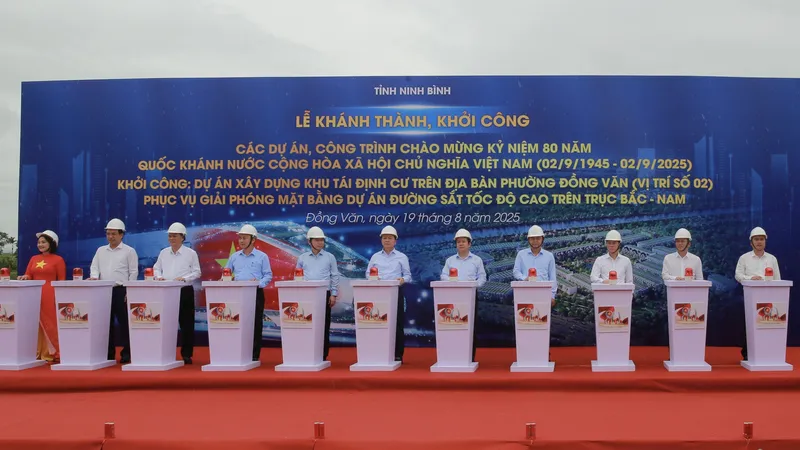 Phó Thủ tướng Trần Hồng Hà và các đại biểu thực hiện nghi thức khởi công Dự án Xây dựng khu tái định cư trên địa bàn phường Đồng Văn, Ninh Bình