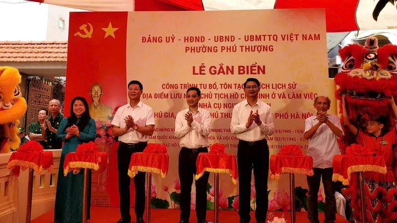 Nghi thức cắt băng khánh thành công trình tu bổ tôn tạo di tích địa điểm lưu niệm Chủ tịch Hồ Chí Minh ở và làm việc tại nhà cụ Nguyễn Thị An. Ảnh: HÀ NGUYỄN