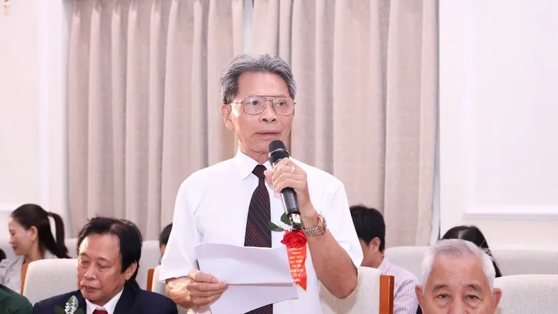 Nhà giáo lão thành chia sẻ tại cuộc gặp mặt tri ân