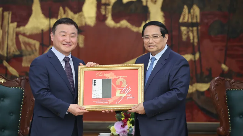Thủ tướng Chính phủ Phạm Minh Chính ký tặng biển kỷ niệm sản xuất chiếc điện thoại di động thứ 2 tỷ của Samsung tại Việt Nam
