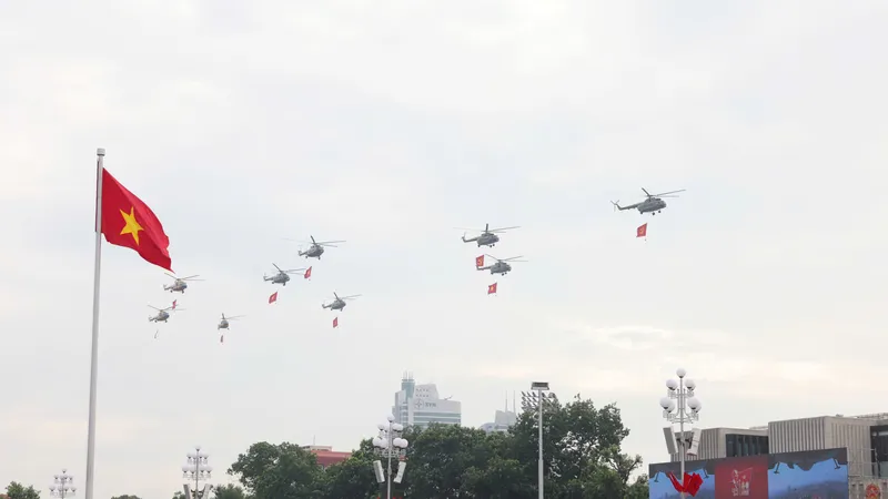 Biên đội trực thăng bay qua lễ đài trong buổi tổng duyệt diễu binh, diễu hành, sáng 30-8. Ảnh: QUANG PHÚC