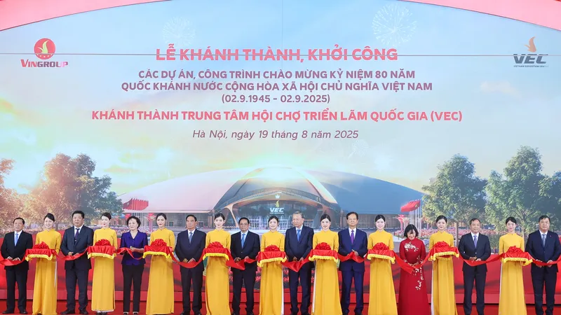 Các đồng chí lãnh đạo Đảng, Nhà nước cắt băng khánh thành công trình Trung tâm Triển lãm Việt Nam chào mừng kỷ niệm 80 năm Cách mạng Tháng Tám thành công và Quốc khánh