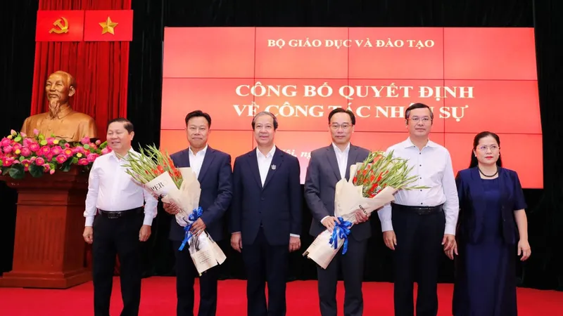 Lãnh đạo Bộ GD-ĐT tặng hoa chúc mừng PGS-TS Hoàng Minh Sơn và GS-TS Lê Quân
