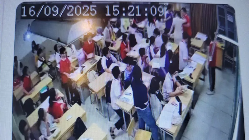 Hình ảnh từ video vụ việc học sinh lớp 7 ở Hà Nội túm tóc, ghì đầu cô giáo 