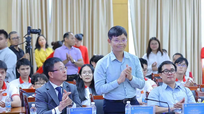Các đại biểu dự họp báo