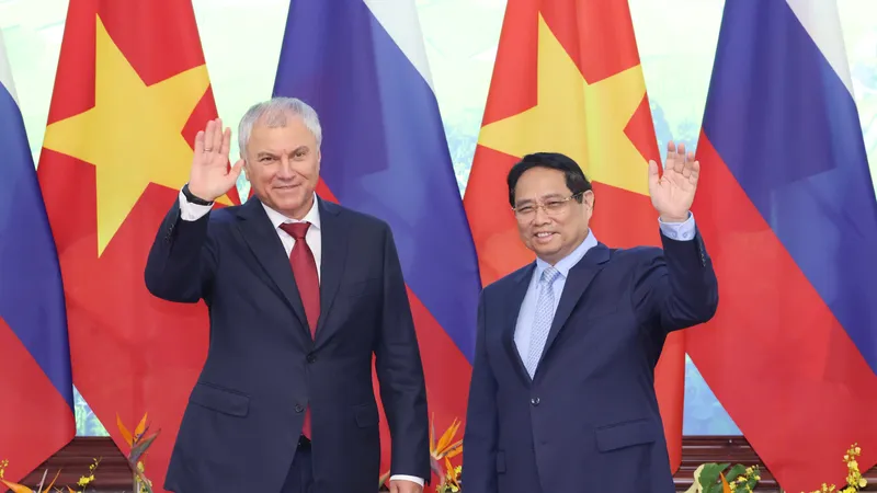 Thủ tướng Phạm Minh Chính và Chủ tịch Duma Quốc gia Nga Vyacheslav Volodin. Ảnh: QUANG PHÚC