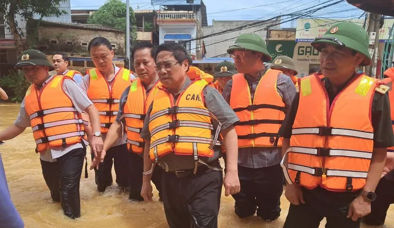 Thủ tướng Phạm Minh Chính tới Thái Nguyên thăm hỏi người dân, chỉ đạo khắc phục hậu quả mưa lũ. Ảnh: VGP
