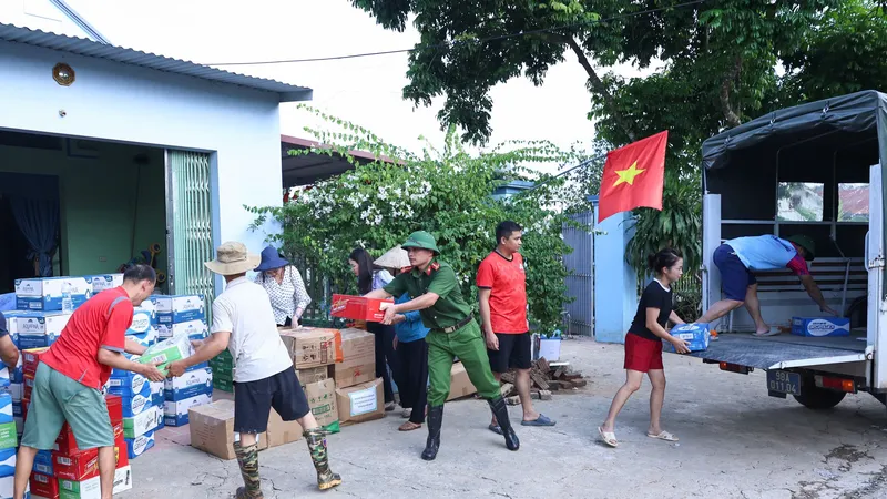 Các lực lượng triển khai vận chuyển hàng hóa hỗ trợ đồng bào ở Bắc Ninh