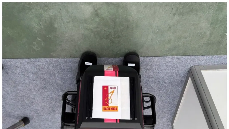 Hình ảnh mẫu robot hai chân do Đại học Bách khoa Hà Nội trưng bày, được cho là đã che hoàn toàn logo và nhãn mác của nhà sản xuất nước ngoài