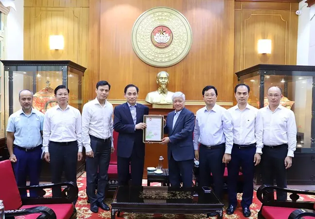 Đồng chí Đỗ Văn Chiến, Chủ tịch Ủy ban Trung ương MTTQ Việt Nam trao thư cảm ơn Đảng bộ Bộ Ngoại giao và cộng đồng người Việt Nam ở nước ngoài