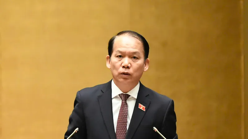 Chủ nhiệm Ủy ban Pháp luật và Tư pháp Hoàng Thanh Tùng trình bày báo cáo thẩm tra. Ảnh: VIẾT CHUNG