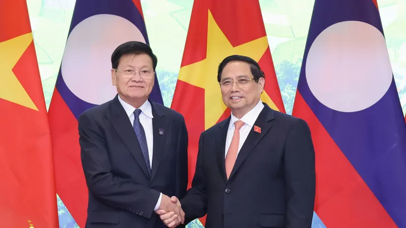 Thủ tướng Phạm Minh Chính hội kiến Tổng Bí thư, Chủ tịch nước Lào Thongloun Sisoulith nhân dịp sang Việt Nam tham dự Lễ mở ký Công ước Liên hợp quốc về chống tội phạm mạng (Công ước Hà Nội), chiều 24-10. Ảnh: QUANG PHÚC