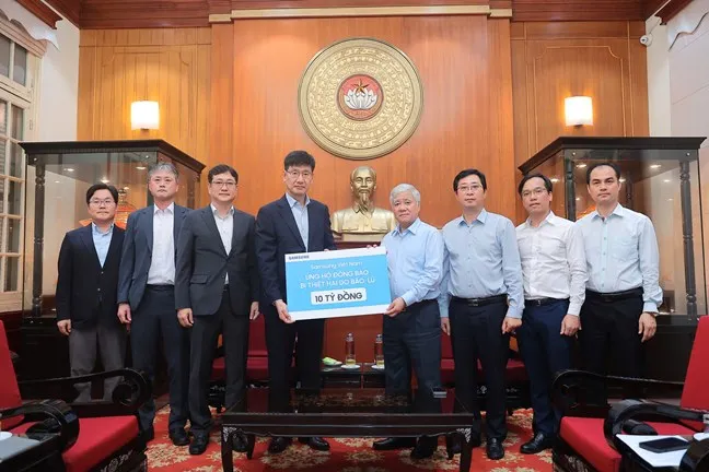 Đồng chí Đỗ Văn Chiến, Chủ tịch Ủy ban Trung ương MTTQ Việt Nam tiếp nhận ủng hộ từ Samsung Việt Nam
