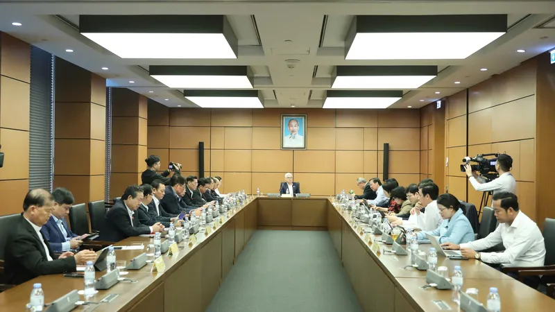 Đoàn đại biểu Quốc hội TPHCM thảo luận tại tổ sáng 3-11. Ảnh: QUANG PHÚC