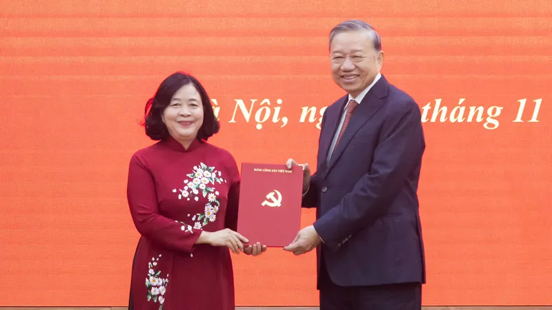 Tổng Bí thư Tô Lâm đã trao Quyết định của Bộ Chính trị cho đồng chí Bùi Thị Minh Hoài. Ảnh: VIẾT CHUNG