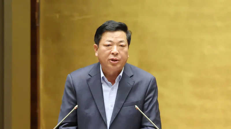 Bộ trưởng Bộ Xây dựng Trần Hồng Minh trình bày tờ trình dự án Luật Xây dựng (sửa đổi), sáng 4-11. Ảnh: QUANG PHÚC