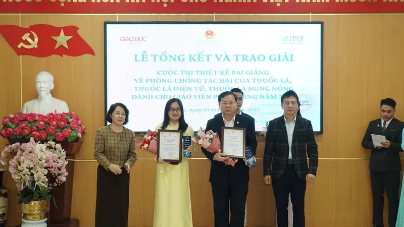 Trao giải cho các cá nhân đoạt giải cuộc thi