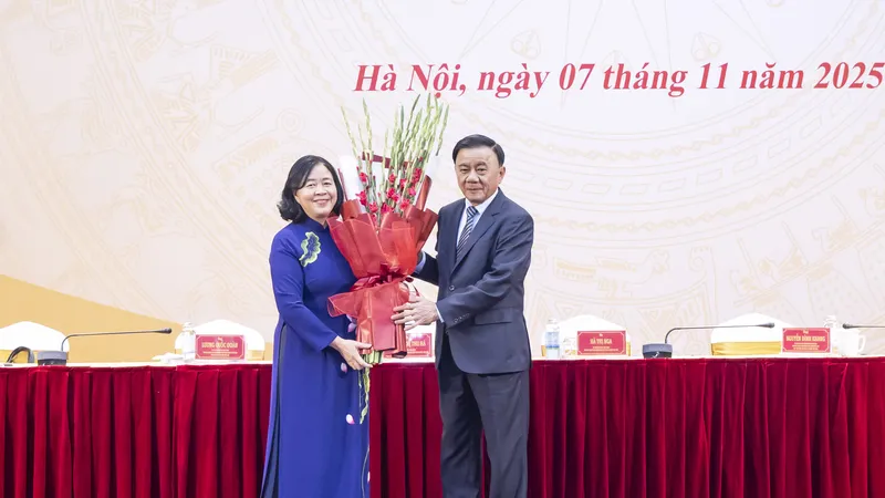 Thường trực Ban Bí thư Trần Cẩm Tú chúc mừng đồng chí Bùi Thị Minh Hoài
