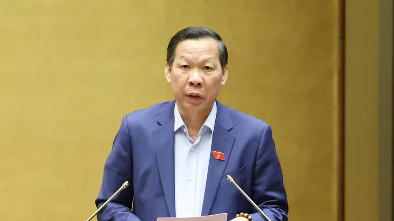 Chủ nhiệm Ủy ban Kinh tế và Tài chính của Quốc hội Phan Văn Mãi trình bày báo cáo thẩm tra về dự án Luật Đầu tư (sửa đổi), sáng 11-11. Ảnh: QUANG PHÚC