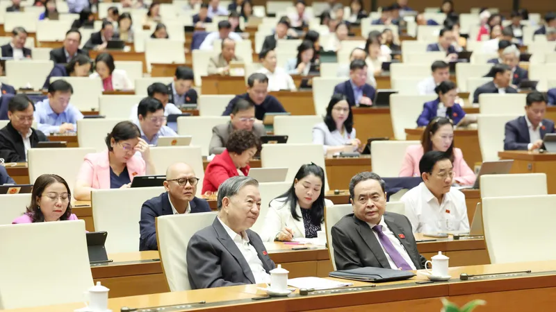 Tổng Bí thư Tô Lâm và Chủ tịch Quốc hội Trần Thanh Mẫn cùng các đại biểu dự phiên họp Quốc hội sáng 11-11. Ảnh: QUANG PHÚC
