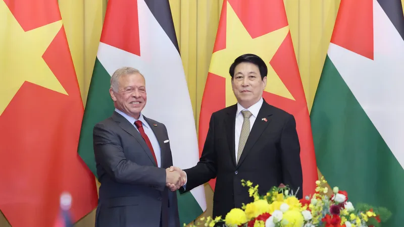 Chủ tịch nước Lương Cường và Quốc vương Abdullah II Ibn Al Hussein chụp ảnh chung trước khi tiến hành hội đàm, chiều 12-11. Ảnh: QUANG PHÚC