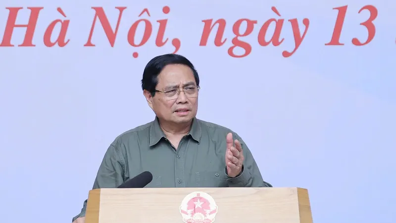 Thủ tướng yêu cầu chậm nhất trong ngày 14-11, phải trình phương án hỗ trợ thêm các địa phương bị bão lũ. Ảnh: VIẾT CHUNG