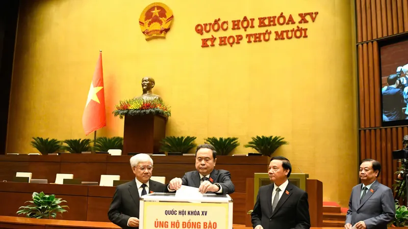 Đại biểu Quốc hội ủng hộ đồng bào khắc phục hậu quả thiên tai, bão lũ