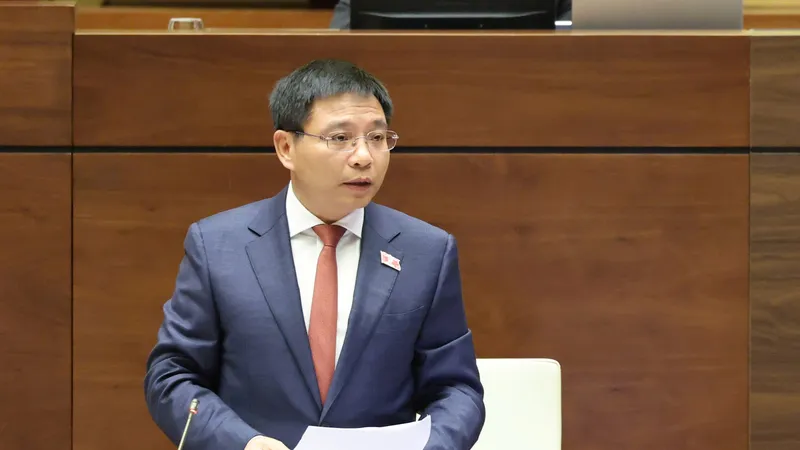 Bộ trưởng Bộ Tài chính Nguyễn Văn Thắng phát biểu giải trình, làm rõ một số vấn đề đại biểu Quốc hội nêu, sáng 26-11. Ảnh: QUANG PHÚC