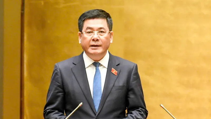 Bộ trưởng Bộ Công thương Nguyễn Hồng Diên trình bày tờ trình. Ảnh: VIẾT CHUNG