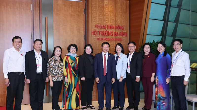 Bộ trưởng Bộ Tài chính Nguyễn Văn Thắng và các đại biểu Quốc hội đoàn TPHCM dự phiên họp sáng 8-12. Ảnh: QUANG PHÚC