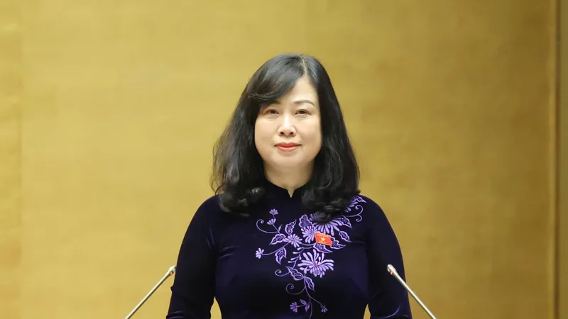 Bộ trưởng Bộ Y tế Đào Hồng Lan trình bày tiếp thu về dự thảo Luật Dân số. Ảnh: QUANG PHÚC
