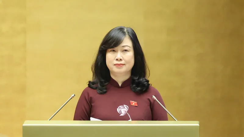 Thừa ủy quyền của Thủ tướng Chính phủ, Bộ trưởng Bộ Y tế trình bày báo cáo giải trình, tiếp thu, chỉnh lý dự thảo các Nghị quyết về y tế. Ảnh: QUANG PHÚC