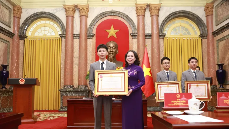 Phó Chủ tịch nước Võ Thị Ánh Xuân trao Huân chương Lao động cho học sinh