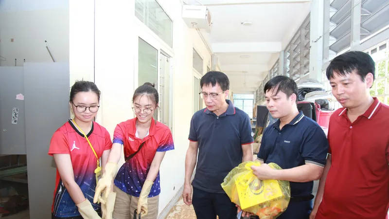 Chủ tịch Công đoàn Giáo dục Việt Nam Nguyễn Ngọc Ân (giữa) thăm hỏi sinh viên ở Đại học Thái Nguyên chịu ảnh hưởng do mưa lũ