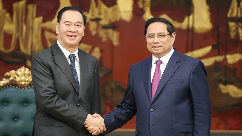 Thủ tướng Phạm Minh Chính tiếp Bộ trưởng Bộ Giáo dục và Thể thao Lào Thongsalith Mangnormek, chiều 16-12. Ảnh: VIẾT CHUNG