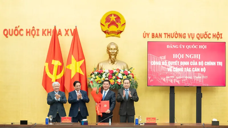Chủ tịch Quốc hội Trần Thanh Mẫn trao quyết định, Thủ tướng Chính phủ Phạm Minh Chính tặng hoa chúc mừng tân Phó Bí thư chuyên trách Đảng ủy Quốc hội Nguyễn Hồng Diên