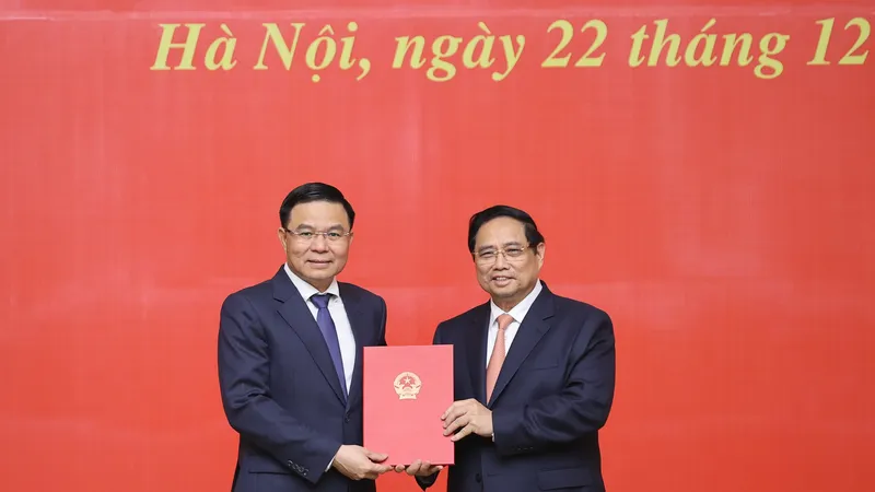 Thủ tướng Phạm Minh Chính trao quyết định giao Quyền Bộ trưởng Bộ Công thương cho ông Lê Mạnh Hùng
