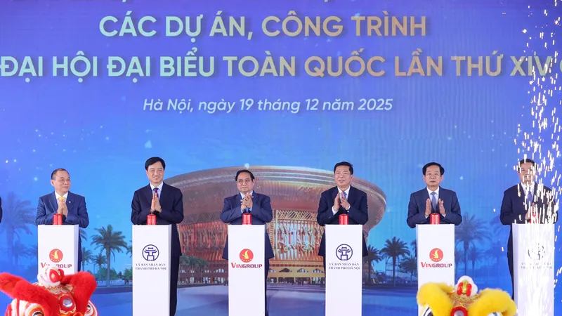 Thủ tướng Phạm Minh Chính cùng các đại biểu thực hiện nghi thức bấm nút khởi công, khánh thành đồng loạt 234 dự án lớn trên cả nước
