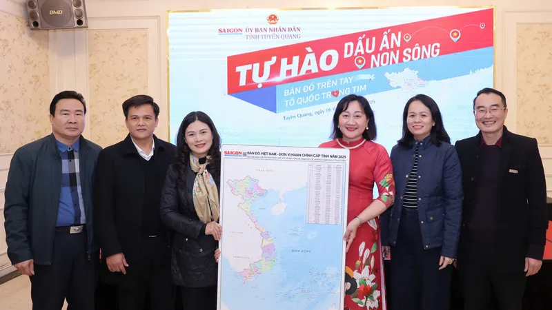 Phó Tổng Biên tập Báo SGGP Bùi Thị Hồng Sương tặng bản đồ, Phó Chủ tịch UBND tỉnh Tuyên Quang Vương Ngọc Hà tiếp nhận. Ảnh: QUANG PHÚC