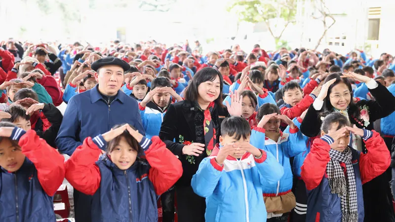 Áo ấm Báo SGGP đến với học sinh xã Sủng Máng, tỉnh Tuyên Quang