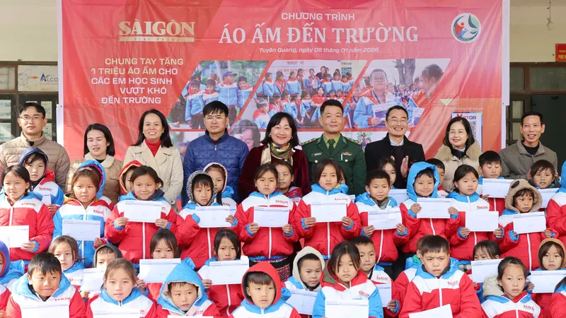 Chương trình “Áo ấm đến trường” của Báo Sài Gòn Giải Phóng đến với thầy trò Trường PTDT Bán trú Tiểu học Sơn Vĩ, tỉnh Tuyên Quang.