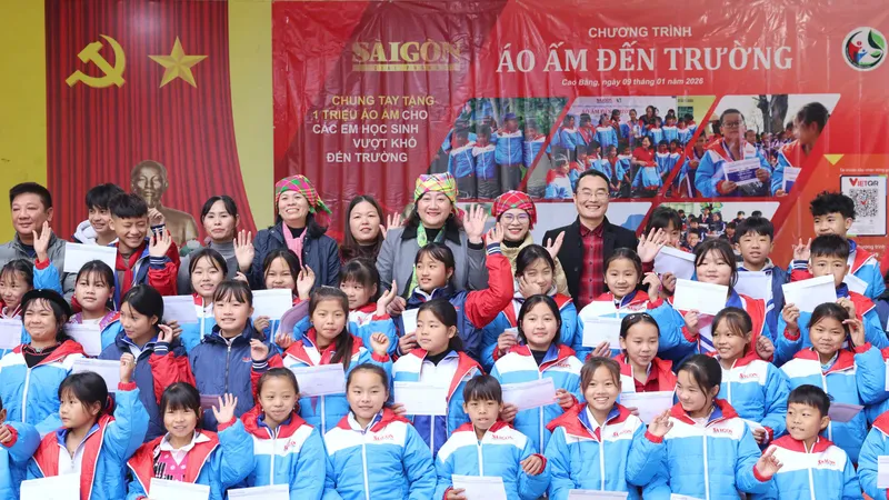 Chương trình “Áo ấm đến trường” của Báo Sài Gòn Giải Phóng đến với học sinh Trường Phổ thông dân tộc Bán trú THCS Thạch Lâm, xã Quảng Lâm, tỉnh Cao Bằng. Ảnh: QUANG PHÚC