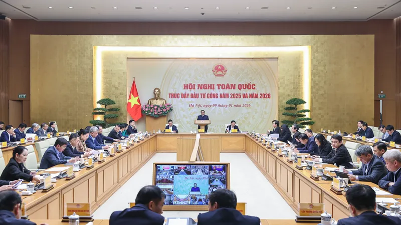 Thủ tướng Phạm Minh Chính chủ trì hội nghị toàn quốc thúc đẩy đầu tư công năm 2025 và năm 2026, kết nối trực tuyến từ trụ sở Chính phủ tới các địa phương.