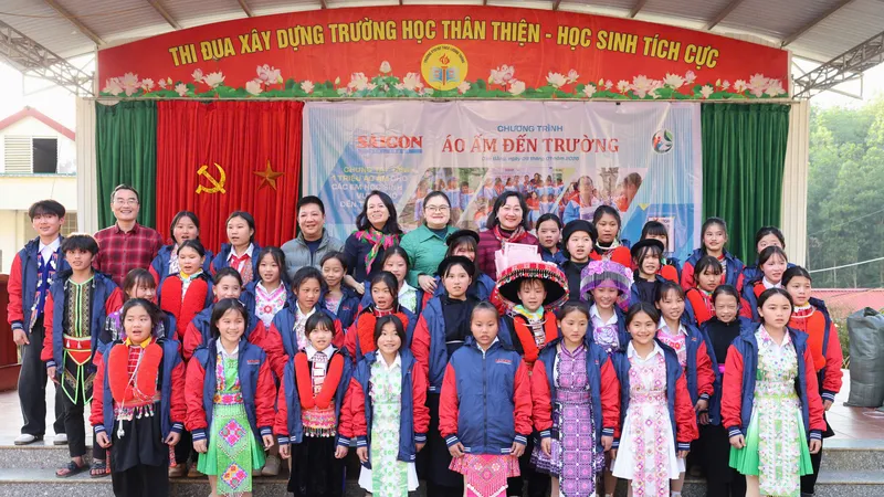 Bà Bùi Thị Hồng Sương, Phó Tổng Biên tập Báo SGGP cùng các đại biểu trao áo ấm cho học sinh. Ảnh: QUANG PHÚC