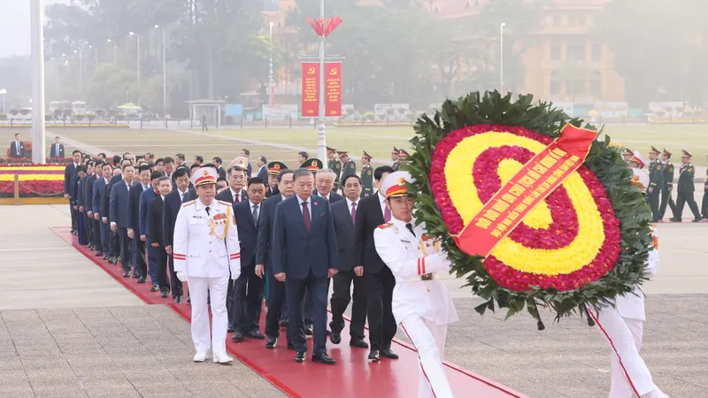 Các đồng chí lãnh đạo Đảng, Nhà nước cùng đoàn đại biểu dự Đại hội XIV của Đảng đặt vòng hoa và vào Lăng viếng Chủ tịch Hồ Chí Minh, sáng 19-1. Ảnh: QUANG PHÚC