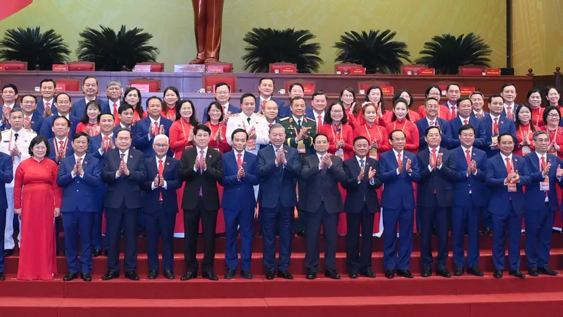 Các đồng chí lãnh đạo Đảng, Nhà nước cùng Đoàn đại biểu Đảng bộ TPHCM dự phiên trù bị Đại hội đại biểu toàn quốc lần thứ XIV của Đảng, sáng 19-1. Ảnh: VIẾT CHUNG