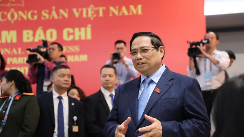 Thủ tướng Phạm Minh Chính trao đổi, động viên lực lượng báo chí đang hoạt động tại Trung tâm báo chí Đại hội XIV của Đảng. Ảnh: LÊ THOA